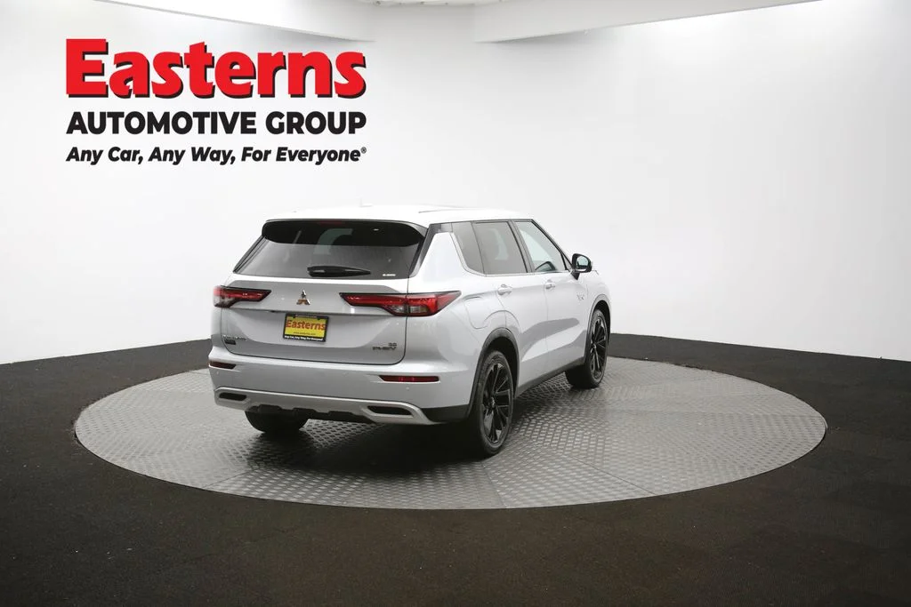 Used 2023 White Mitsubishi SE image 40