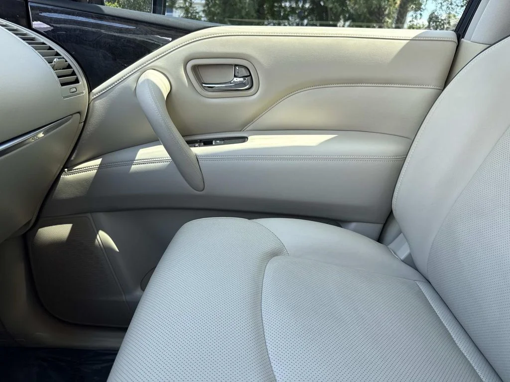 Used 2022 White INFINITI LUXE image 32