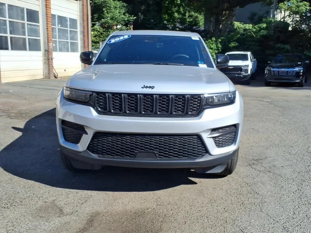 Used 2025 Silver Jeep Altitude image 38