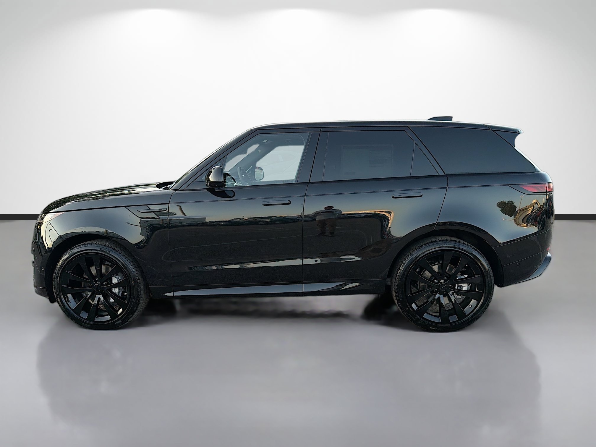 New 2026 Santorini Black LAND ROVER Dynamic SE image 2