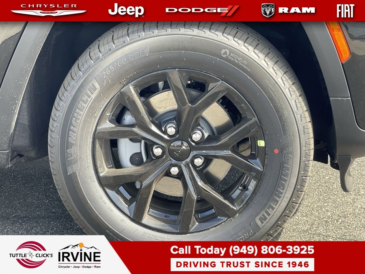 New 2026 Diamond Black Crystal Pearl-Coat Exterior Paint Jeep Laredo Altitude image 10