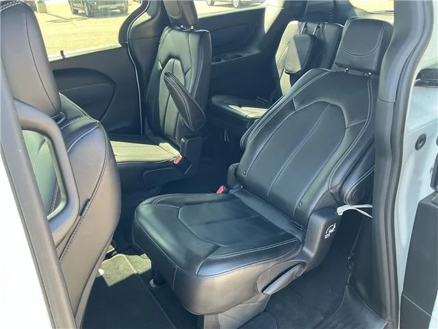 Used 2025 Bright White Clearcoat Chrysler Select Front-Wheel Drive Passenger image 27