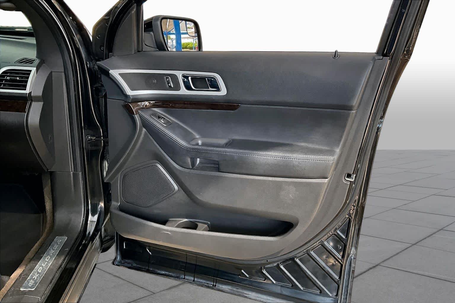 Used 2014 Tuxedo Black Metallic Ford Limited image 23
