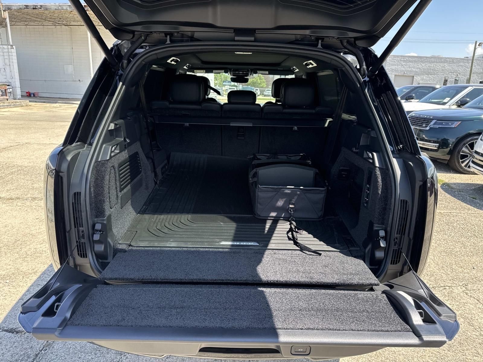 New 2026 Santorini Black LAND ROVER SE 7 Seats image 7