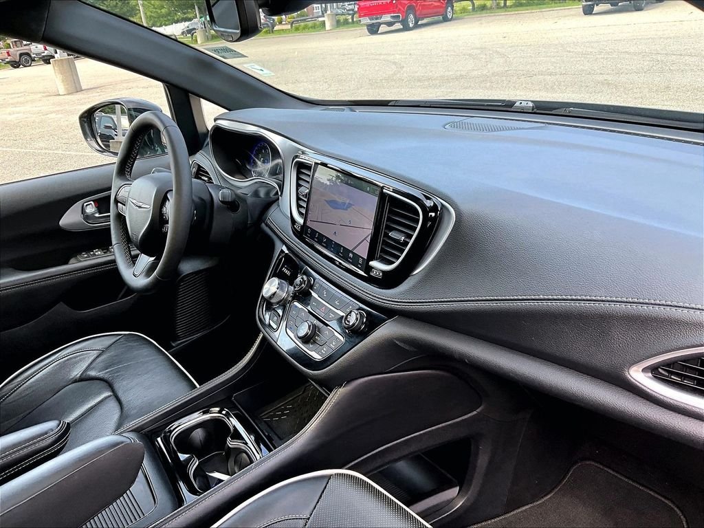Used 2025 Black Chrysler Limited image 14