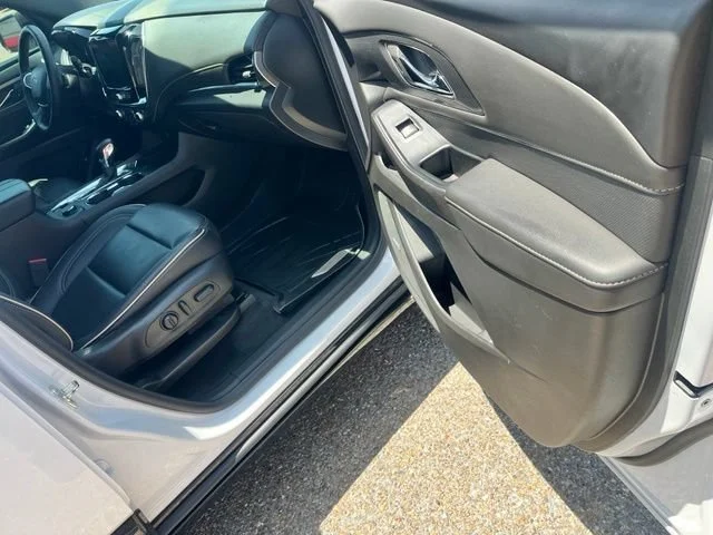 Used 2023 Iridescent Pearl Tricoat Chevrolet Premier image 20