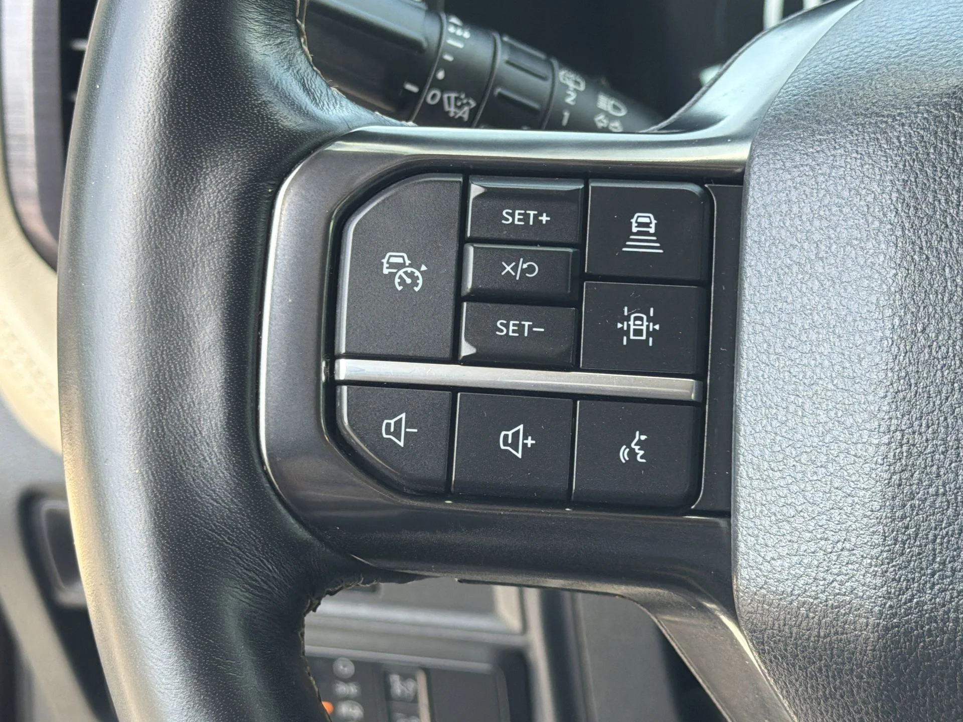 Used 2022 Black Metallic Ford Platinum image 23