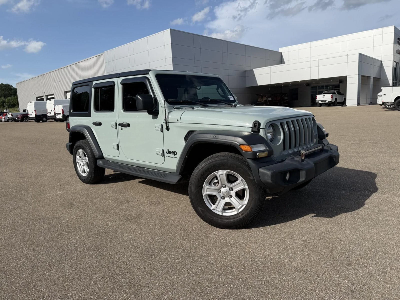 Used 2023 Earl Clearcoat Jeep Sport S image 3