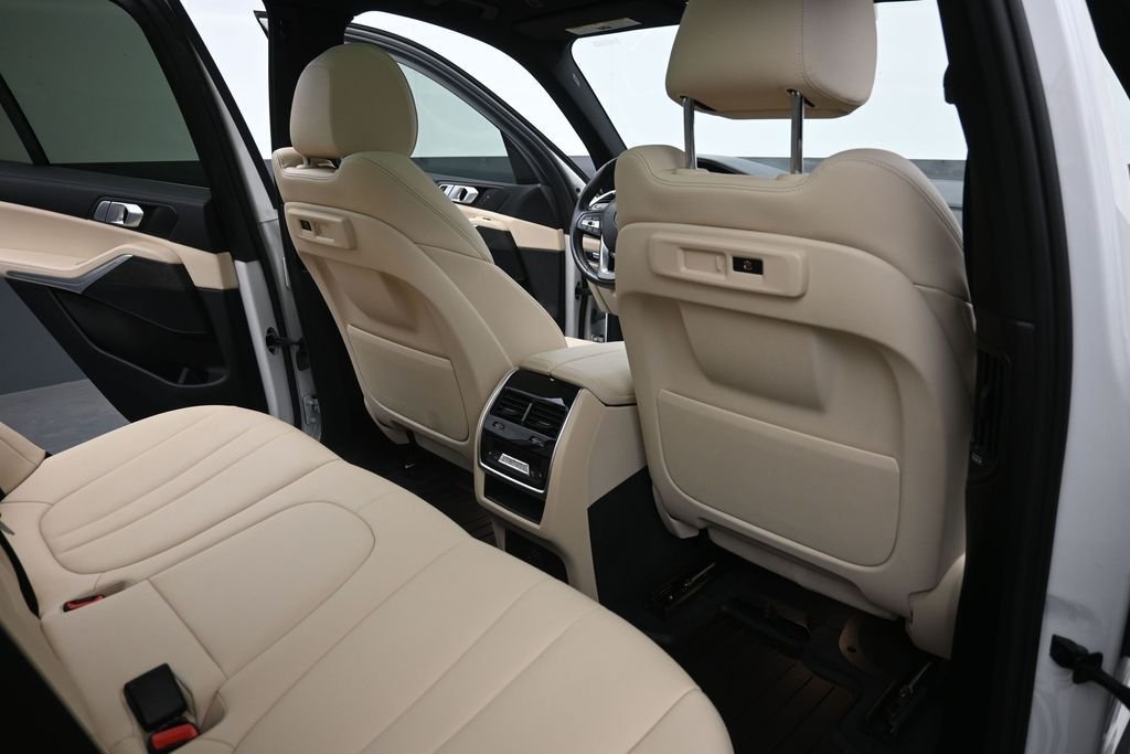 Used 2022 White BMW xDrive40i image 12