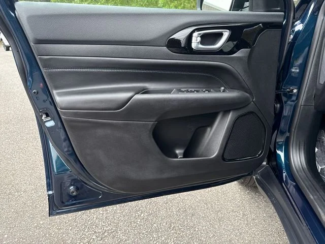 New 2026 Fathom Blue Pearl-Coat Exterior Paint Jeep Latitude image 15