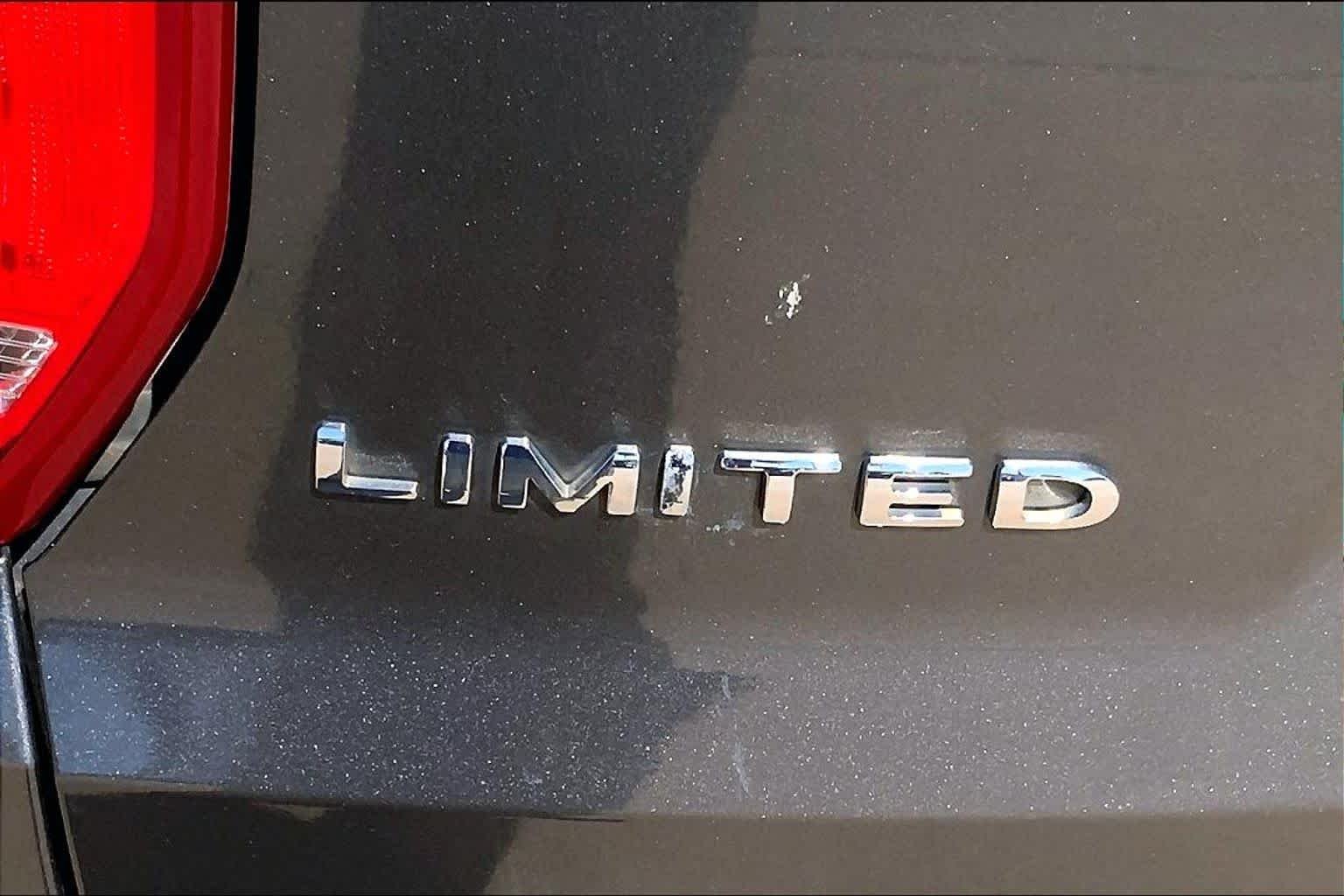 Used 2018 Magnetic Metallic Ford Limited image 29