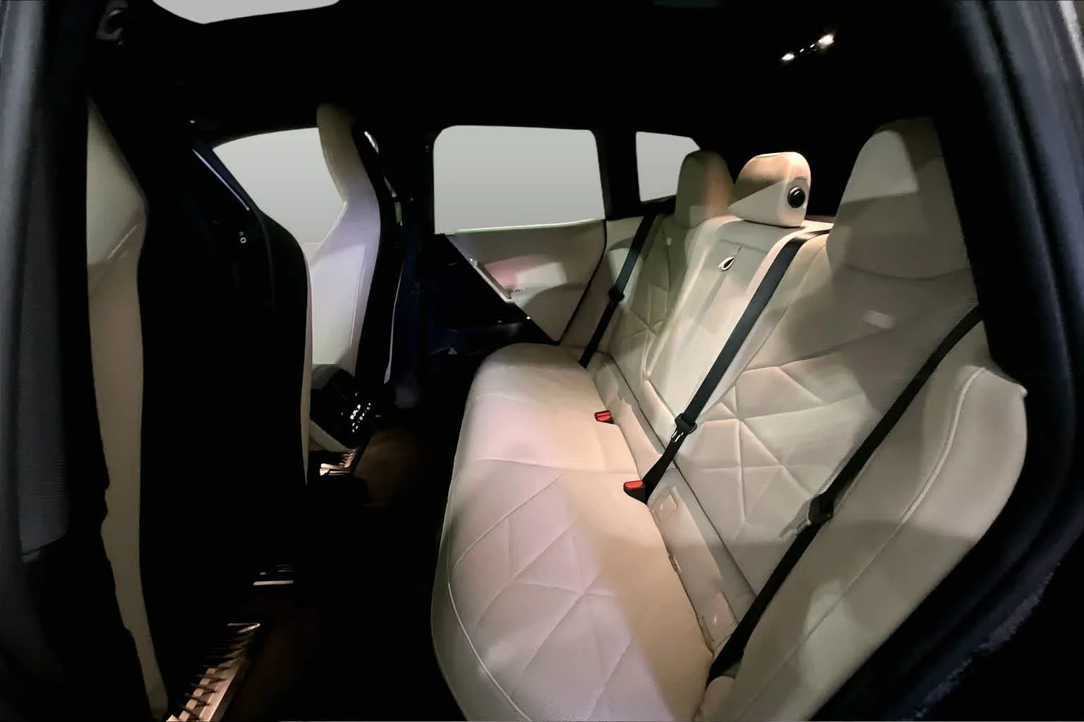 Certified Used 2025 Mineral White Metallic BMW xDrive50 image 19
