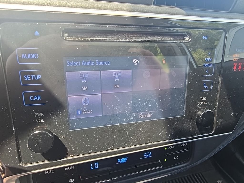 Used 2018 Silver Toyota SE image 17