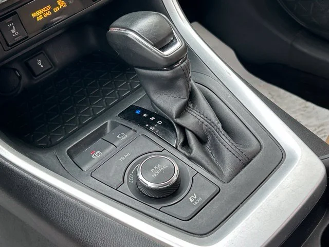 Used 2021  Toyota XLE Premium image 49