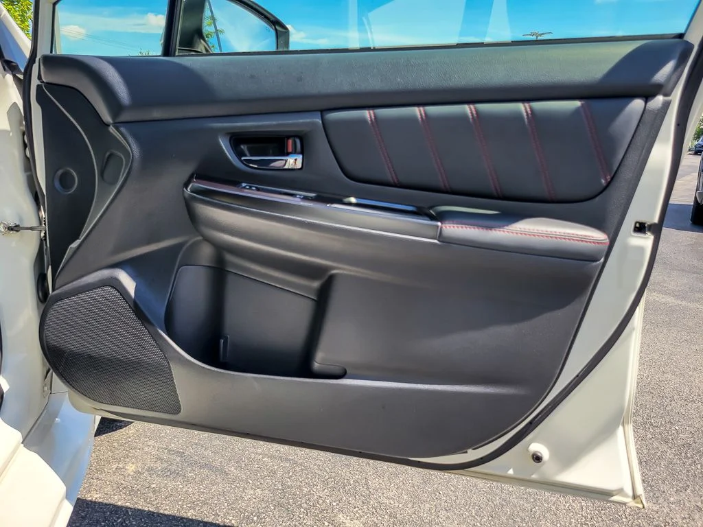 Used 2020 White Subaru Base image 20