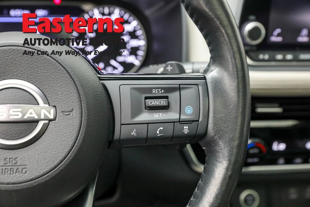 Used 2022 White Nissan SV image 16