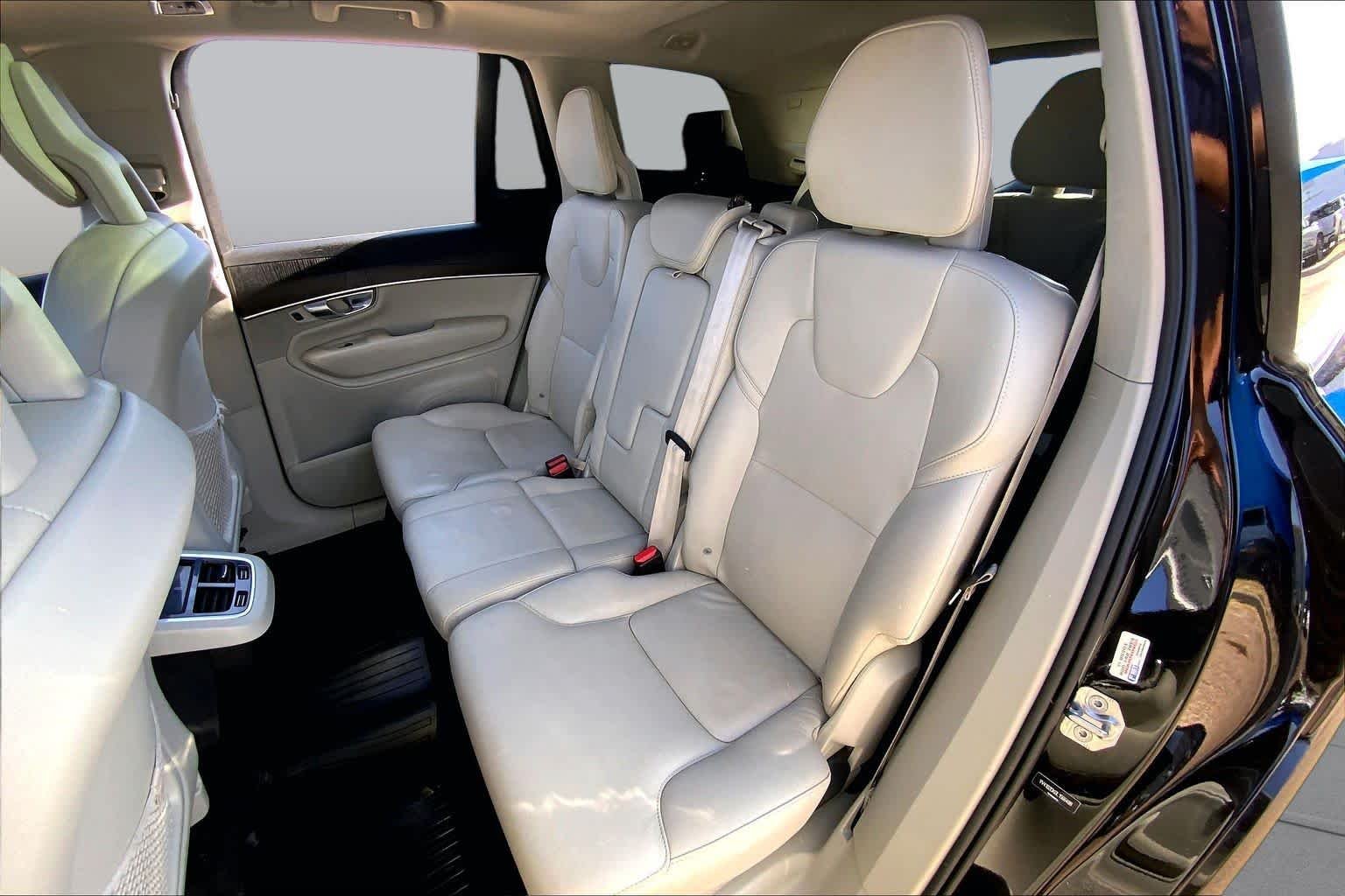 Used 2020 Onyx Black Metallic Volvo Momentum image 20