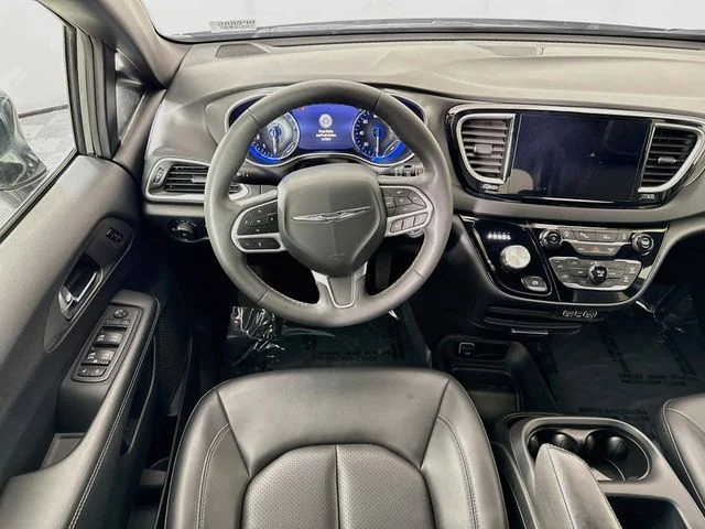 Used 2025 White Chrysler Select image 22