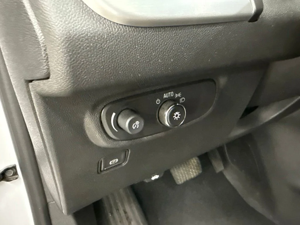 Used 2024 White GMC SLE image 22