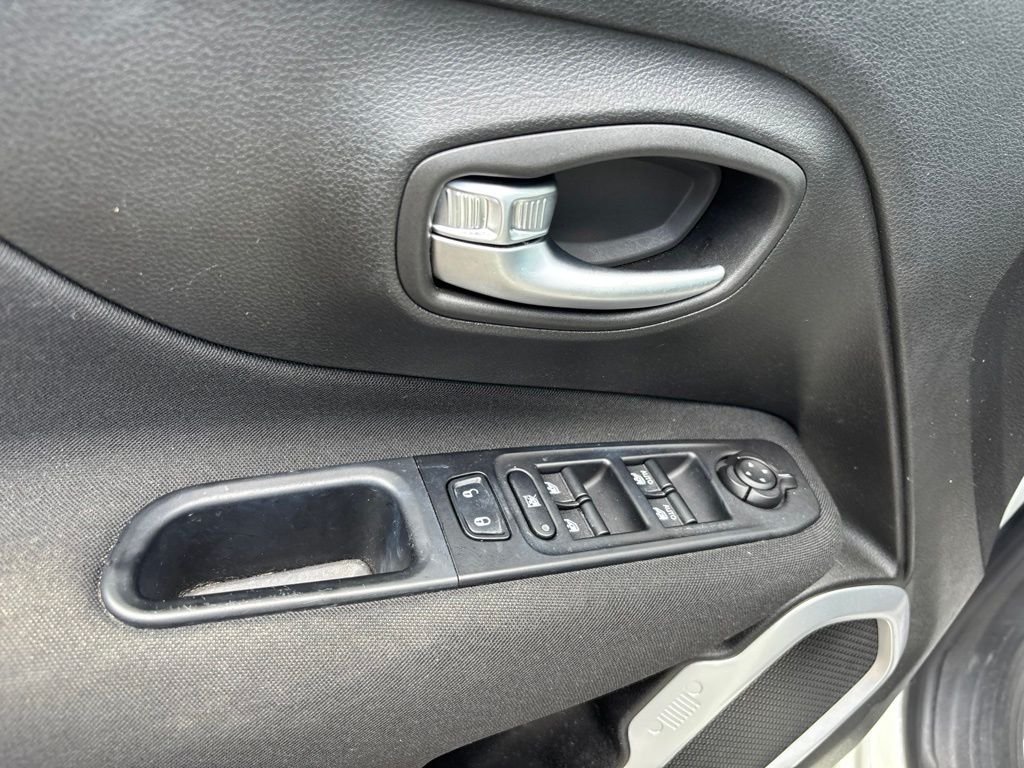 Used 2021 White Jeep Latitude image 15