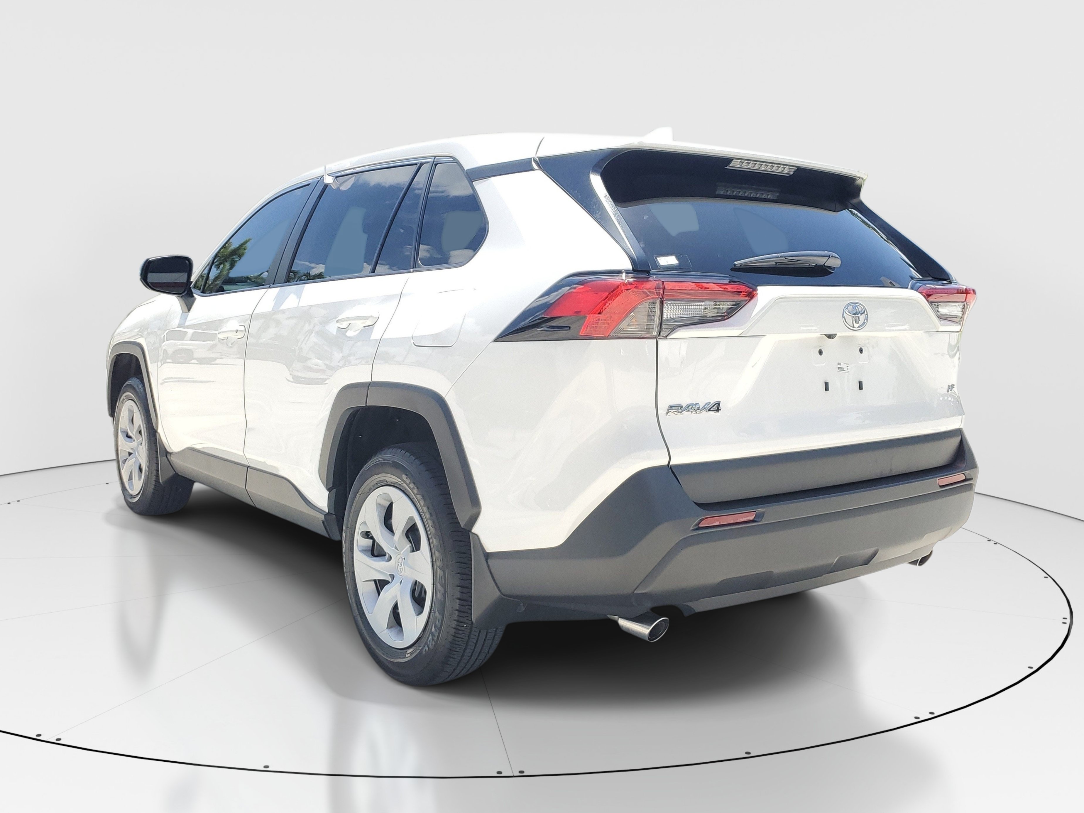 Used 2024 Ice Toyota LE image 4