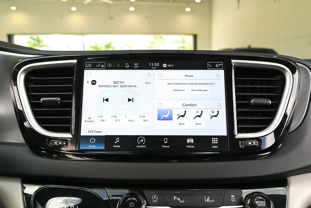Used 2024 Black Chrysler Touring L image 25