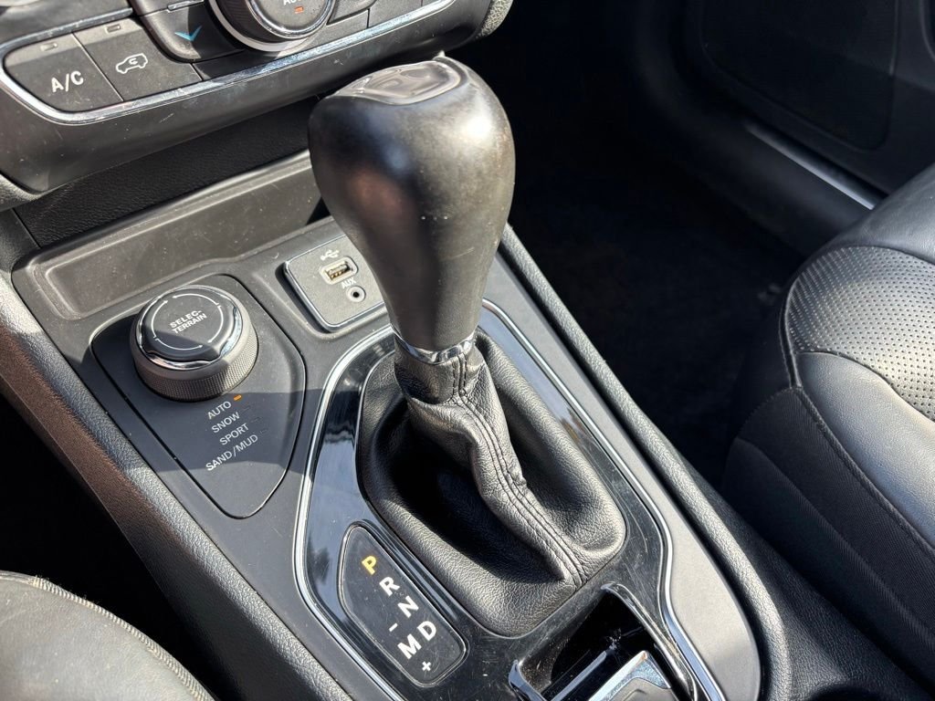 Used 2019 Gray Jeep Limited image 40