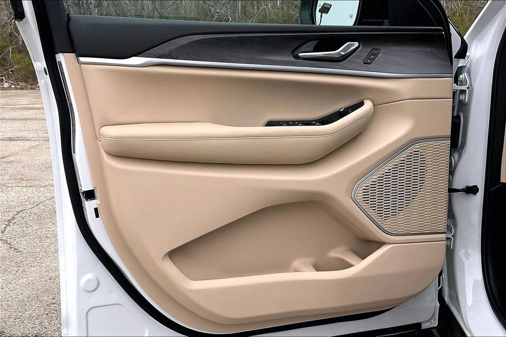 New 2026 Bright White Clear-Coat Exterior Paint Jeep Limited image 13