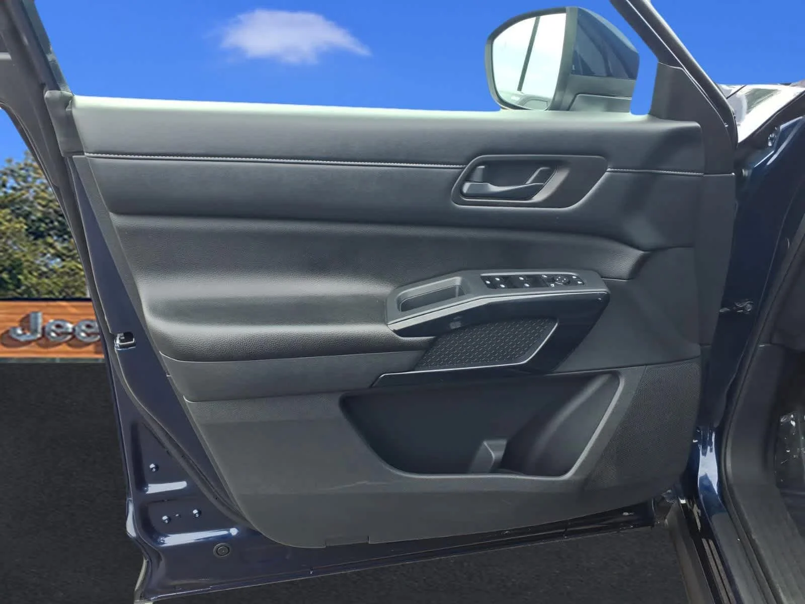Used 2024 Deep Ocean Blue Pearl Nissan SV image 17