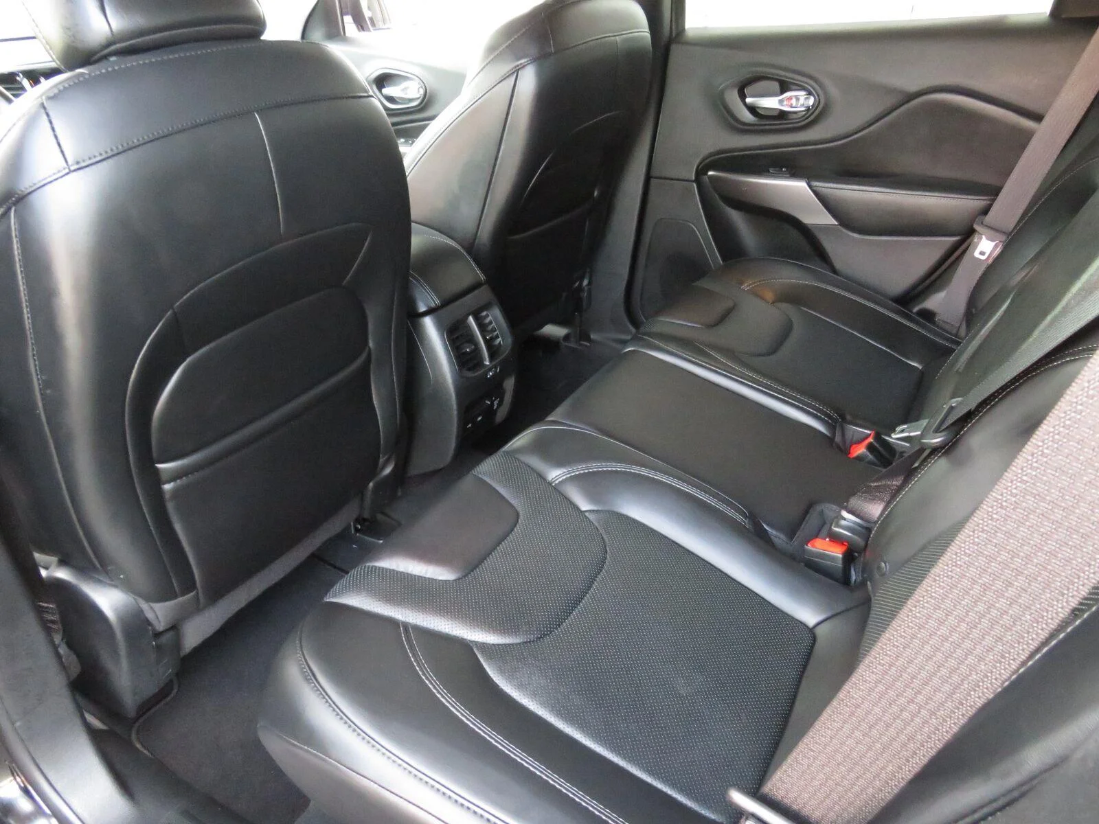 Used 2019 Diamond Black Cry Jeep Limited image 26