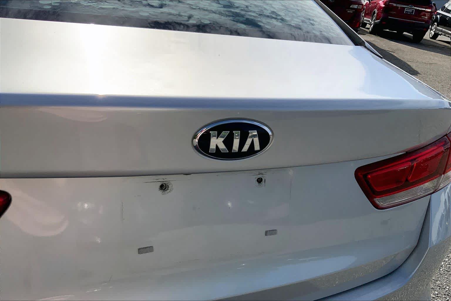 Used 2018 Sparkling Silver Kia LX image 10