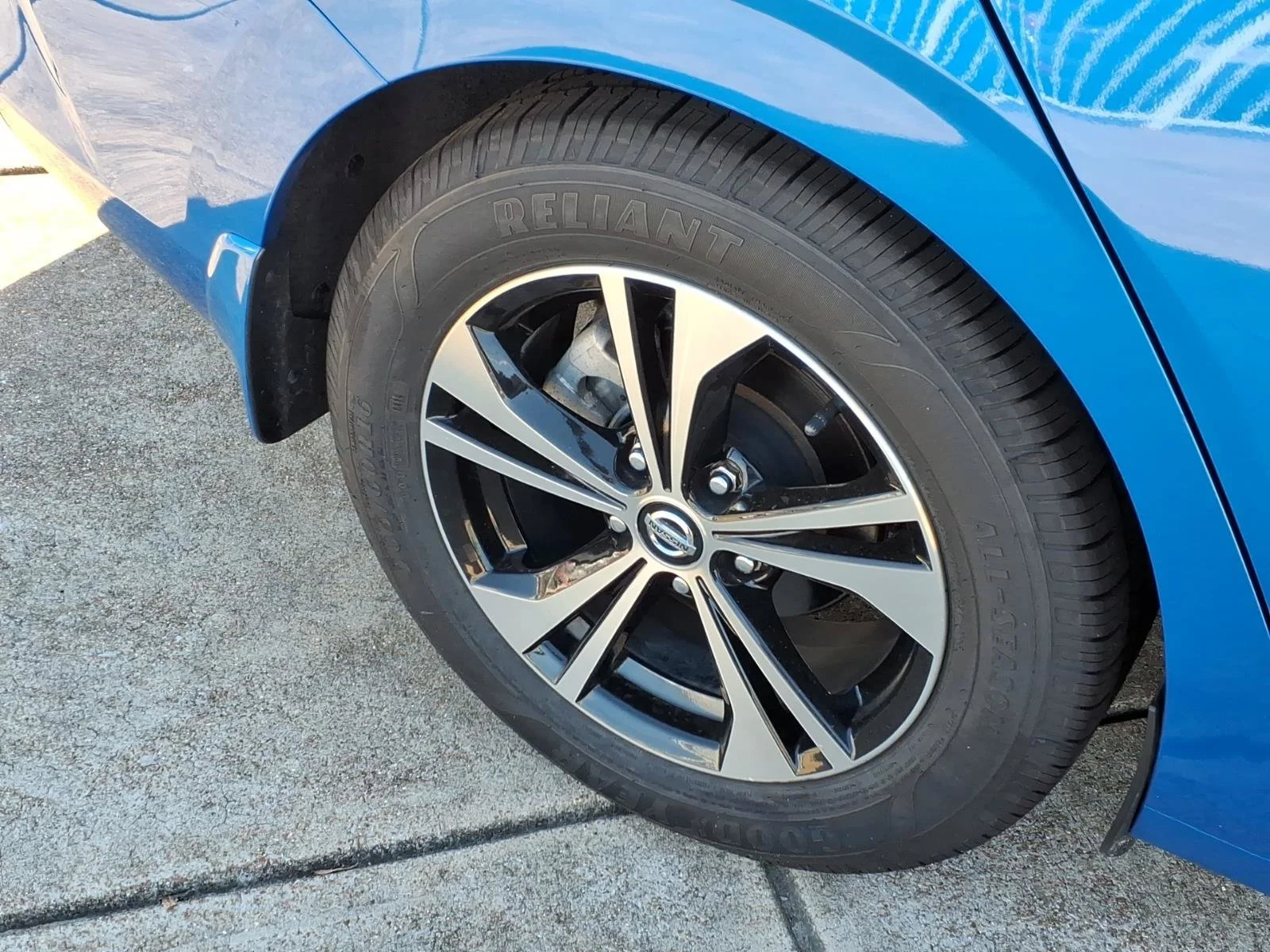 Used 2022 Electric Blue Metallic Nissan SV image 31