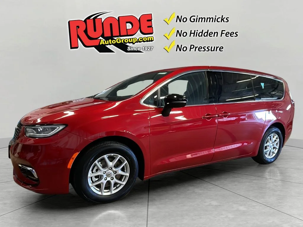 2025 Chrysler Pacifica Select's photo