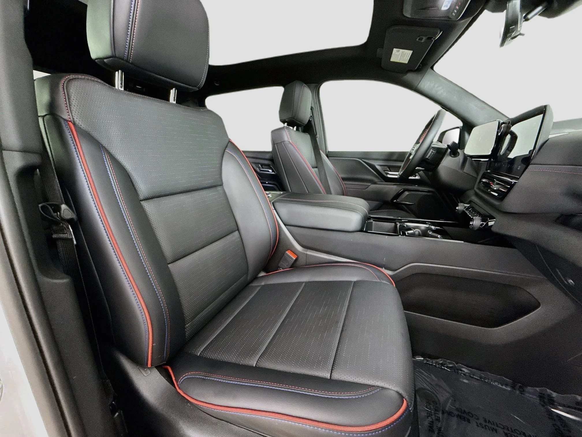 Used 2025 Summit White Chevrolet RST - Extended Range image 31