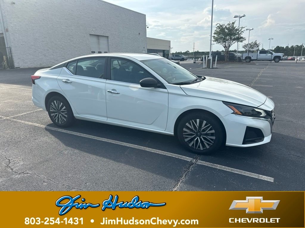 Used 2025 White Nissan 2.5 SV image 1
