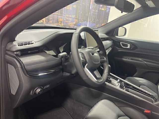 New 2026 Red Hot Pearl-Coat Exterior Paint Jeep Latitude image 9