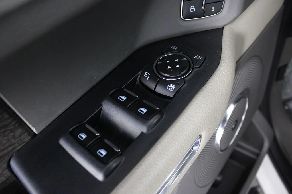 Used 2018 White Ford Limited image 24