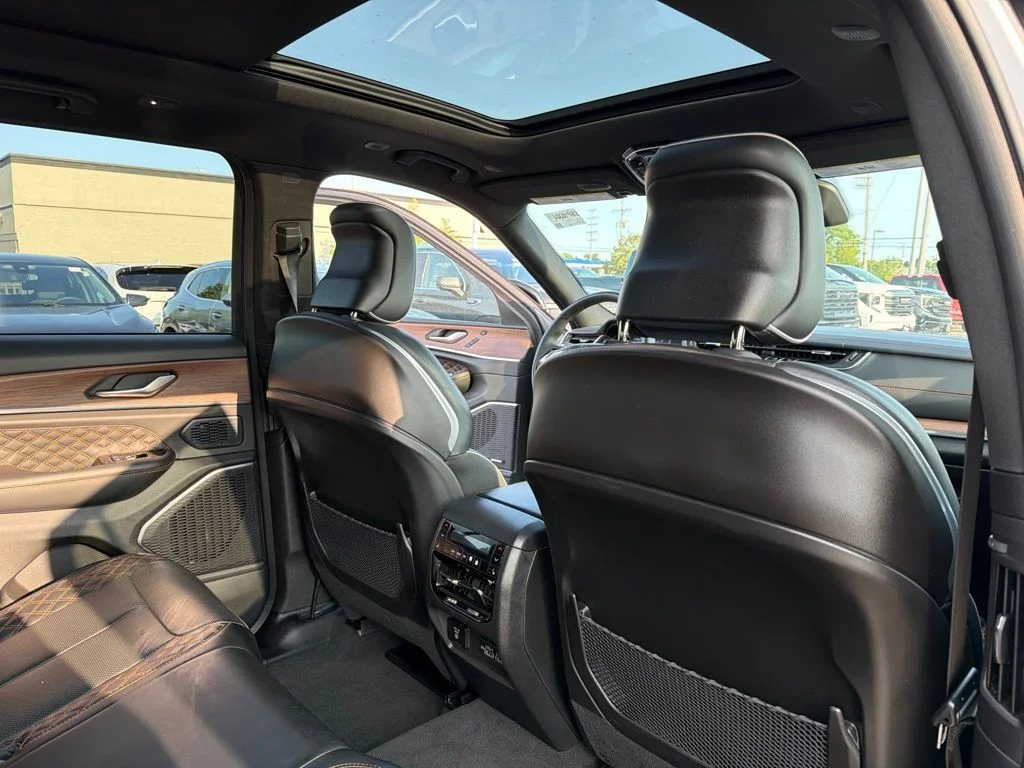 Used 2024 Silver Jeep Summit image 25