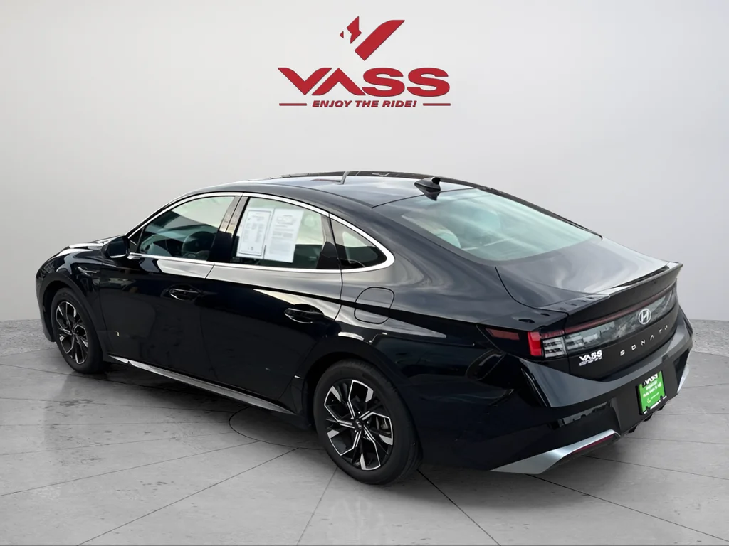 Used 2025 Abyss Black Hyundai SEL image 3