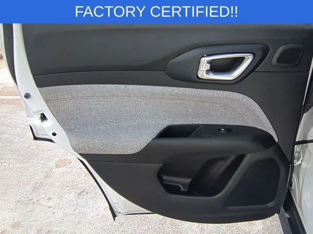 Used 2023 White Jeep Latitude Lux image 28