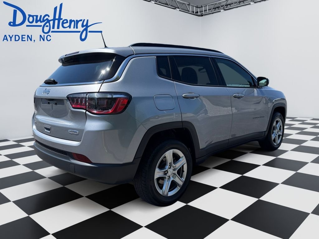 Used 2024  Jeep Latitude image 5