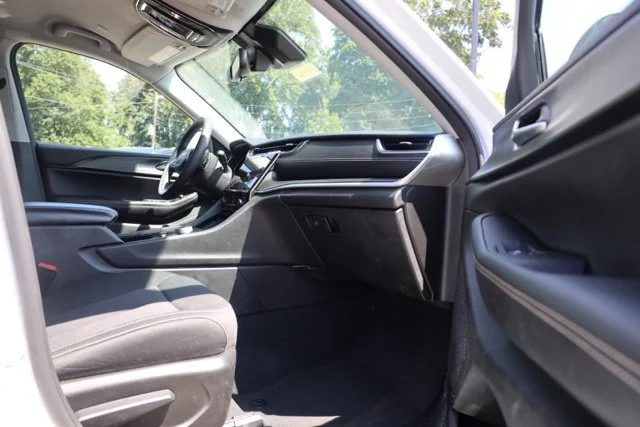 Used 2023 White Jeep Laredo image 39