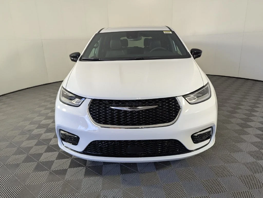 New 2026 Bright White Clear-Coat Exterior Paint Chrysler Select image 3