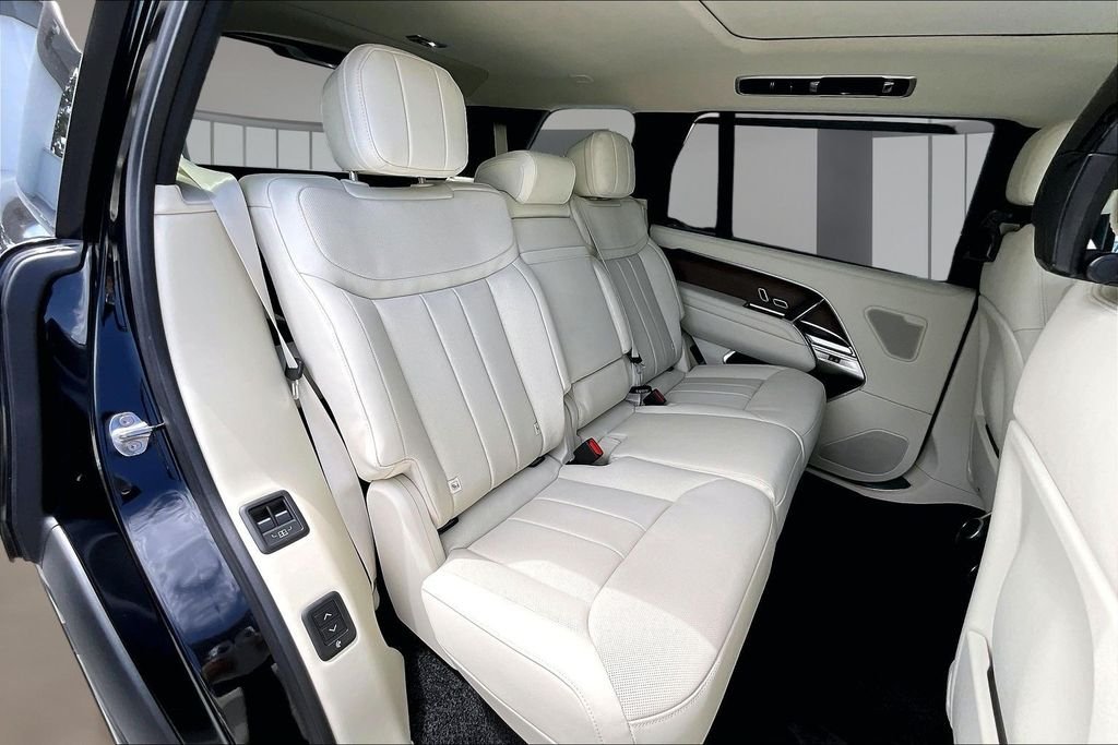 New 2026 SANTORINI BLACK Land Rover SE 7 Seats image 10