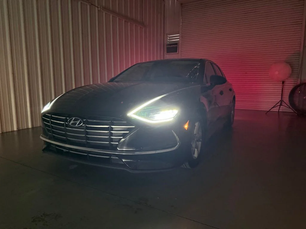 Used 2021 Black Hyundai SE image 8