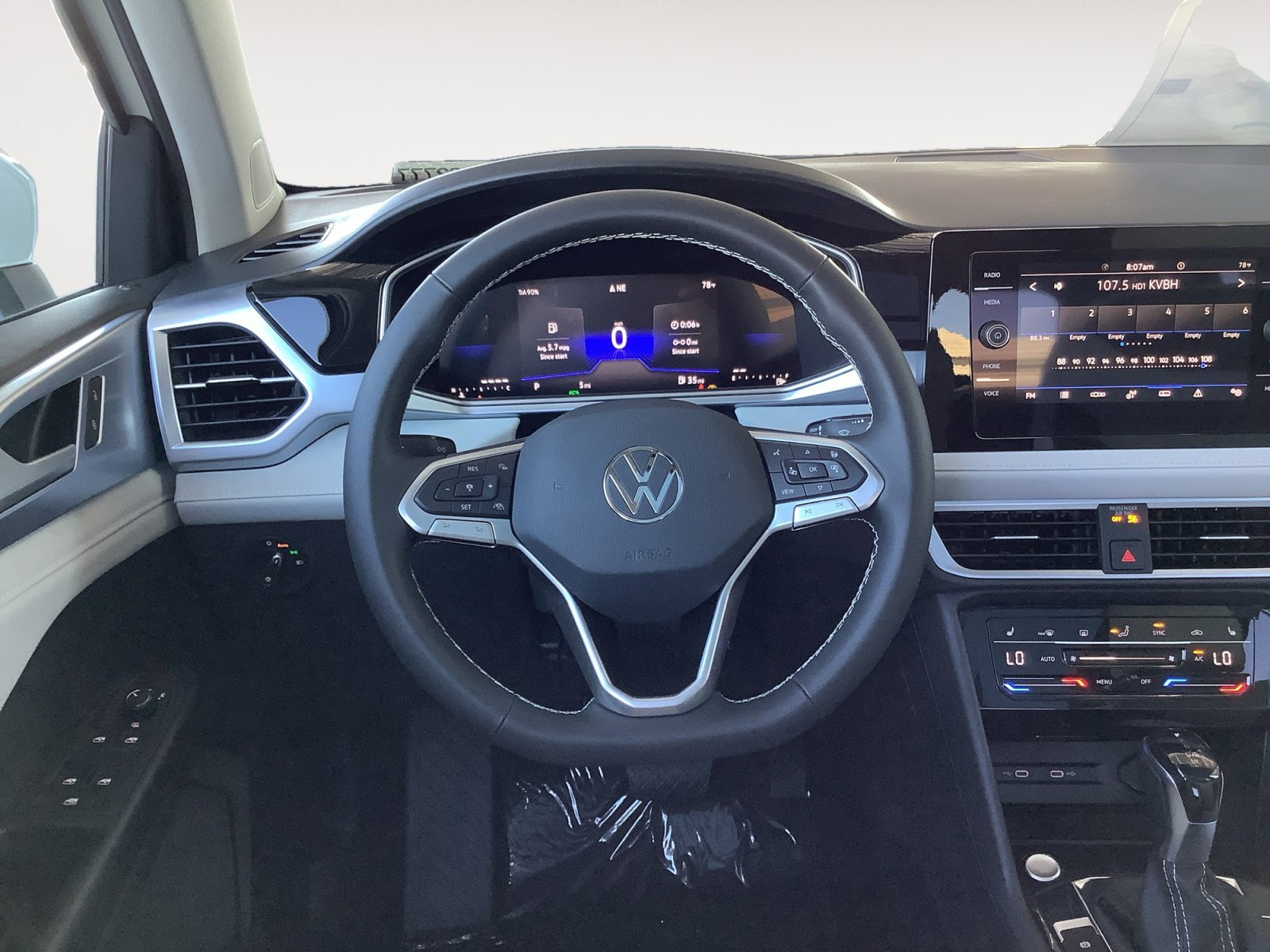 New 2026 Pure White Volkswagen SE image 14
