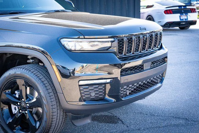 New 2025 Diamond Black Crystal Pearl-Coat Exterior Paint Jeep Limited image 4