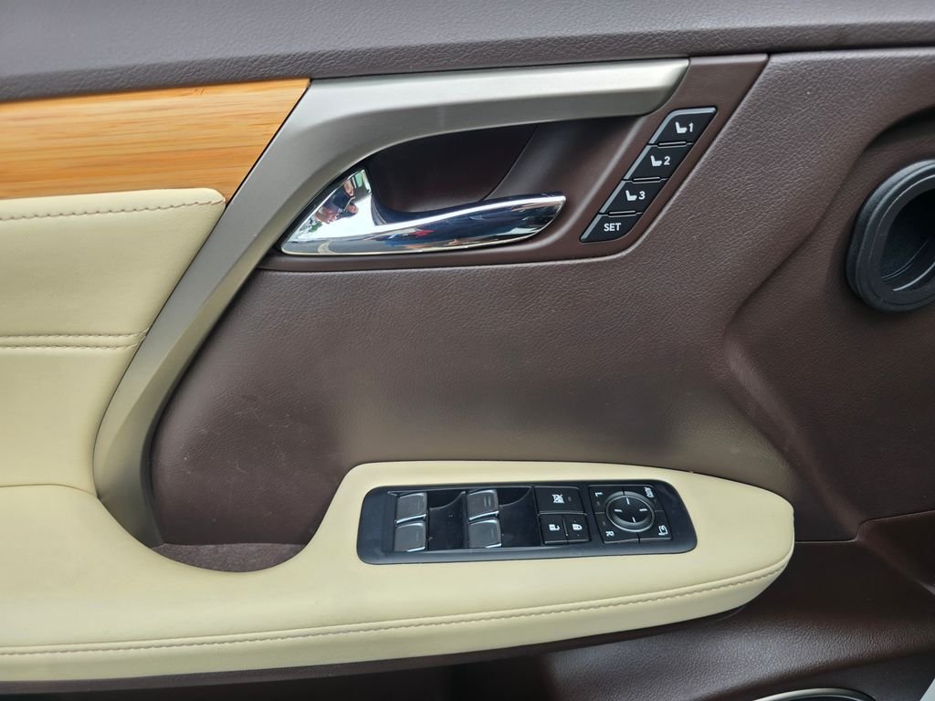 Used 2019 White Lexus 350L image 16