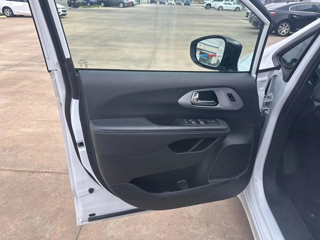 Used 2025 White Chrysler Limited image 7