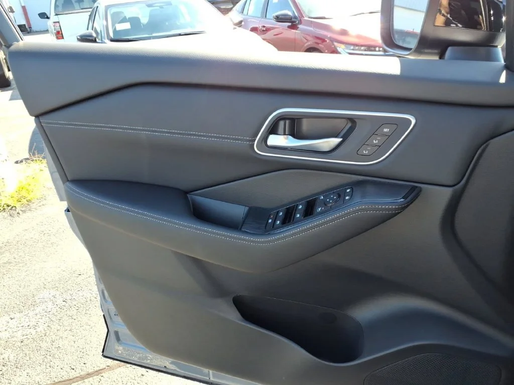 New 2026 Boulder Gray Pearl / Super Black Two-tone Nissan Platinum image 21